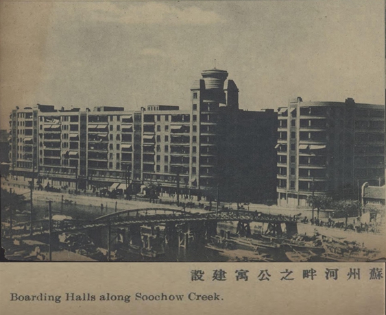 蔚蓝天空下的上海市